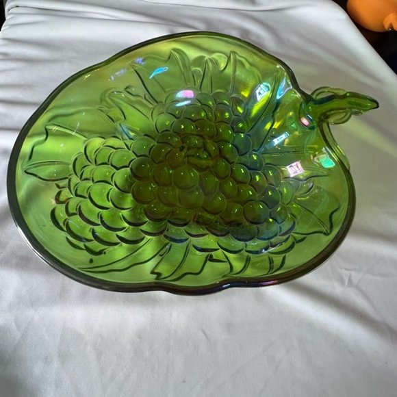 Vintage Indiana Carnival Glass Iridescent Green Grape Serving Salad Fruit Bowl - Picture 1 of 6